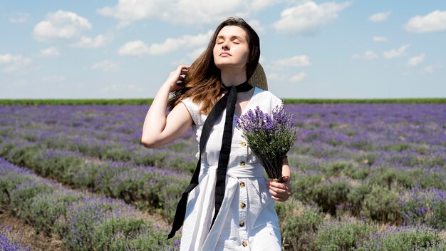 Tiro médio da mulher relaxante na natureza