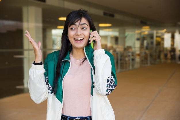 Tiro médio, de, bonito, mulher fala telefone, olhar, surpreendido