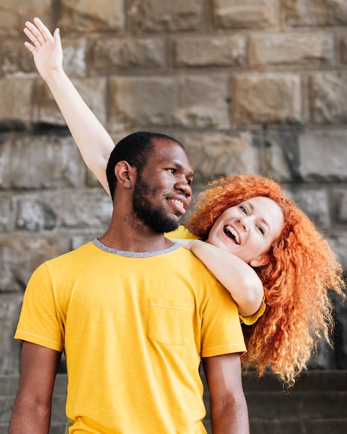 Foto grátis tiro médio, de, brincalhão, interracial, par