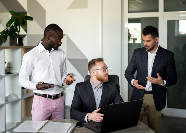 Foto grátis tiro médio de colegas de trabalho