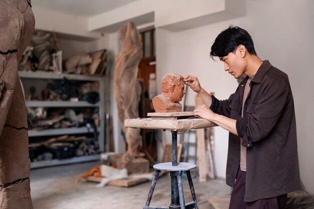 Tiro médio de escultura em argila jovem