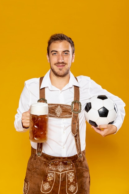 Tiro médio, de, homem, com, pinta cerveja, e, bola