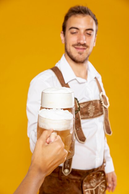 Tiro médio, de, homem, com, pinta cerveja