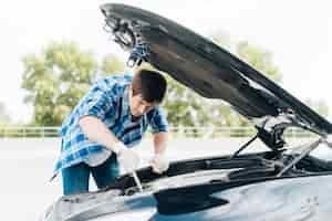 Foto grátis tiro médio, de, homem, reparar, motor