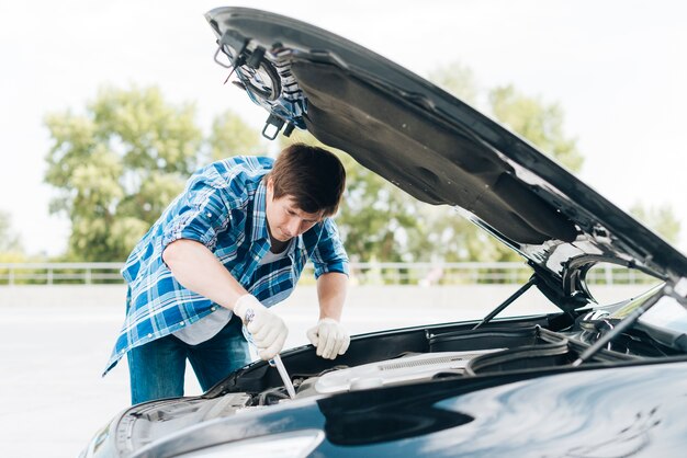 Tiro médio, de, homem, reparar, motor