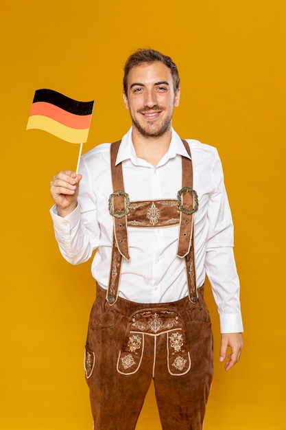 Tiro médio, de, homem, segurando, bandeira alemã