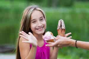 Foto grátis tiro médio, de, menina, comer, sorvete