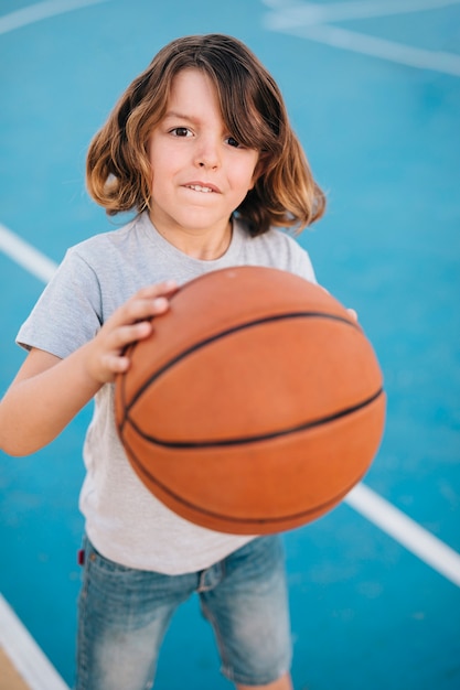 Tiro médio, de, menino, basquetebol jogando