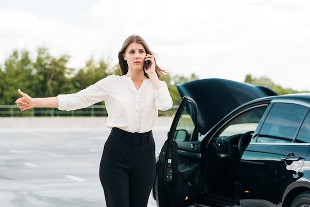 Foto grátis tiro médio, de, mulher, hitchhiking