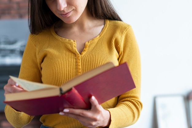 Foto grátis tiro médio, de, mulher, lendo um livro