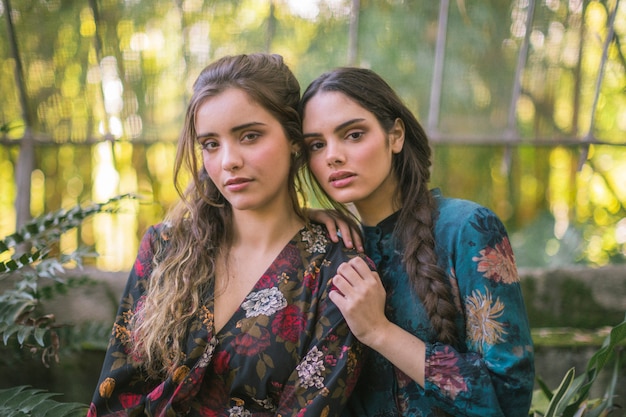 Foto grátis tiro médio, de, mulheres, com, cabelo trançado