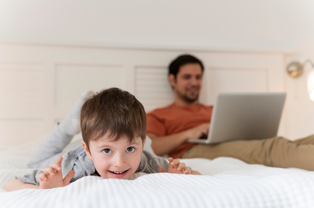 Foto grátis tiro médio de pai e filho na cama