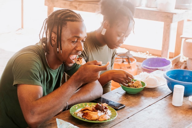 Tiro médio de pessoas comendo