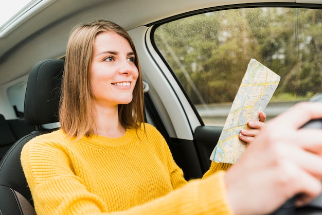 Tiro médio, de, viajante, ligado, viagem estrada