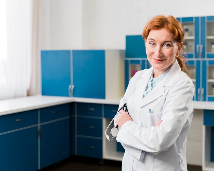 Foto grátis tiro médio do médico mulher segurando óculos