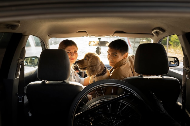 Foto grátis tiro médio em pessoas em direção a cachorro no carro