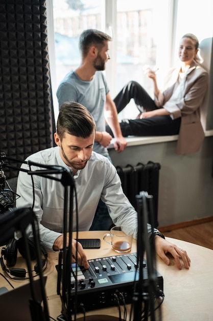 Tiro médio em pessoas na estação de rádio