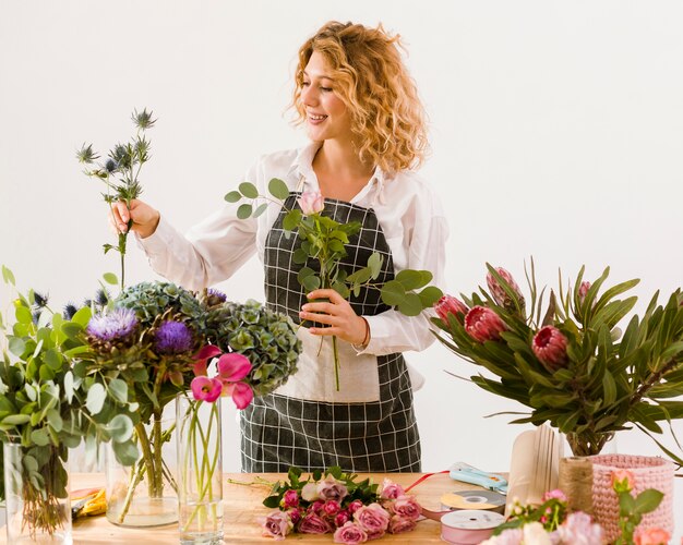 Tiro médio feliz florista organizar flores