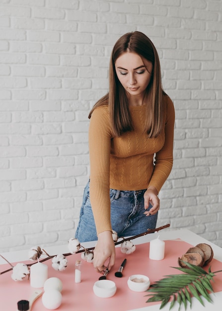 Foto grátis tiro médio feminino com produtos de cuidado