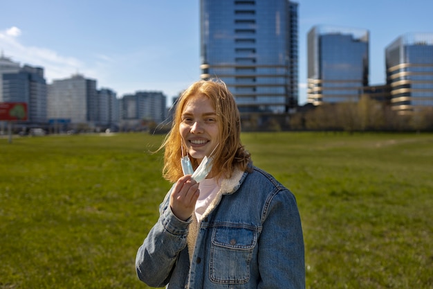 Foto grátis tiro médio gratuito de máscara de mulher sorridente