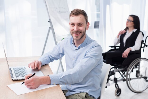 Tiro médio homem e mulher no trabalho