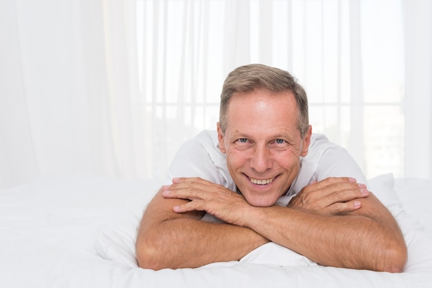 Foto grátis tiro médio homem feliz posando