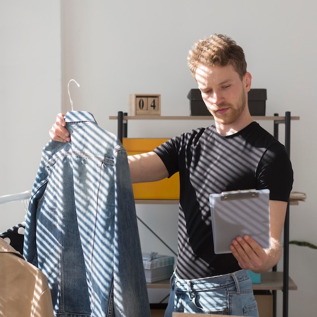 Foto grátis tiro médio homem inventando roupas