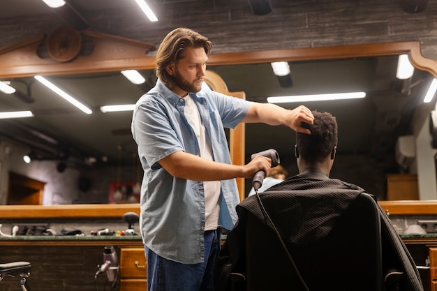 Foto grátis tiro médio, homem, obtendo, um, corte cabelo