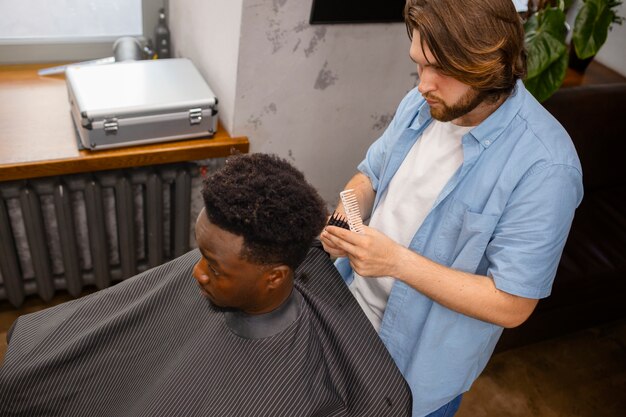 Tiro médio, homem, obtendo, um, corte cabelo