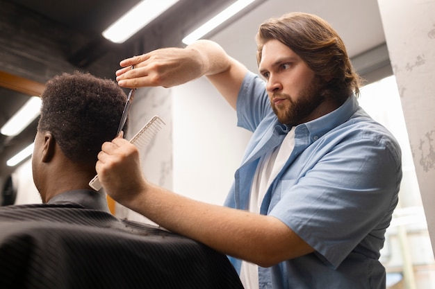 Foto grátis tiro médio, homem, obtendo, um, corte cabelo