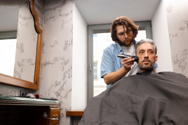 Tiro médio, homem, obtendo, um, corte cabelo