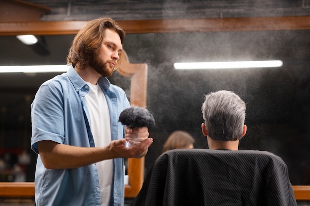 Foto grátis tiro médio, homem, obtendo, um, corte cabelo