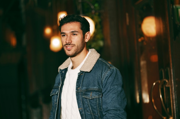 Foto grátis tiro médio homem posando ao ar livre