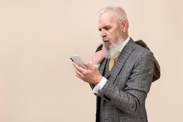 Tiro médio homem segurando smartphone