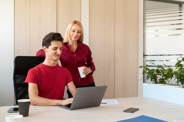 Tiro médio homem trabalhando no laptop