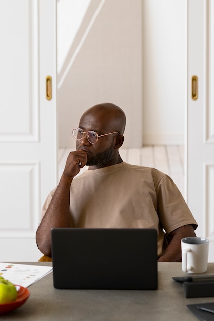 Foto grátis tiro médio homem trabalhando no laptop