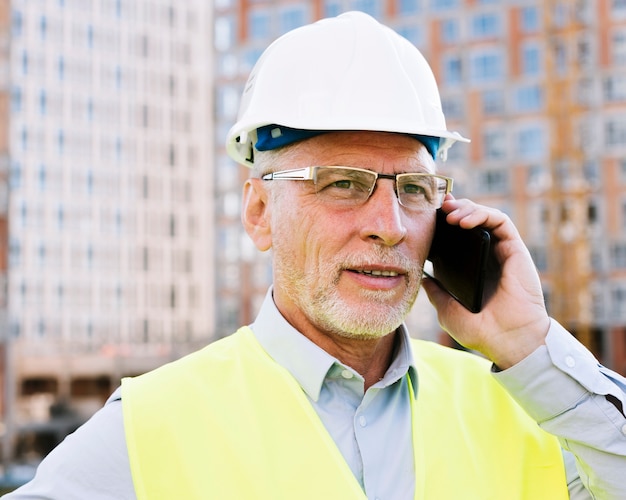 Tiro médio, homem velho, conversa telefone