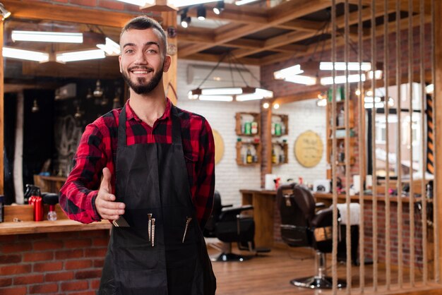 Tiro médio jovem cabeleireiro acolhedor