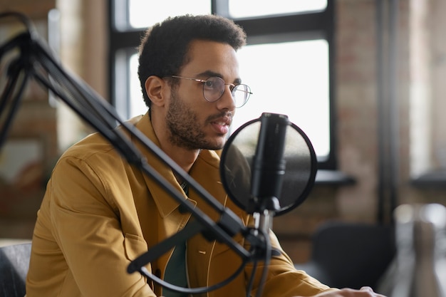 Tiro médio jovem fazendo podcast