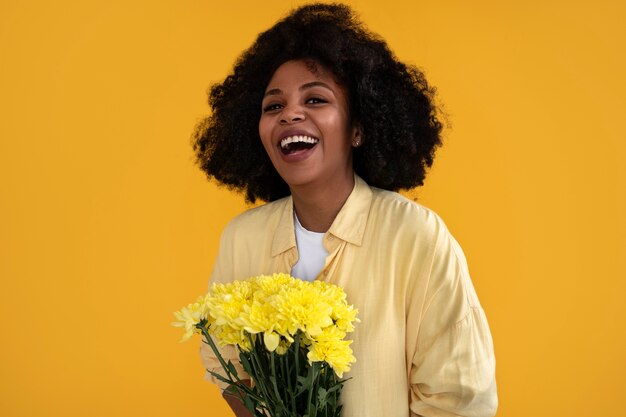 Tiro médio jovem posando com flores