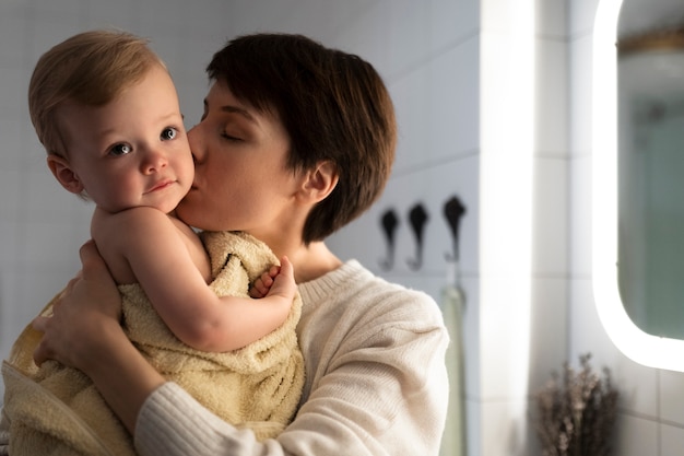 Tiro médio mãe beijando bebê