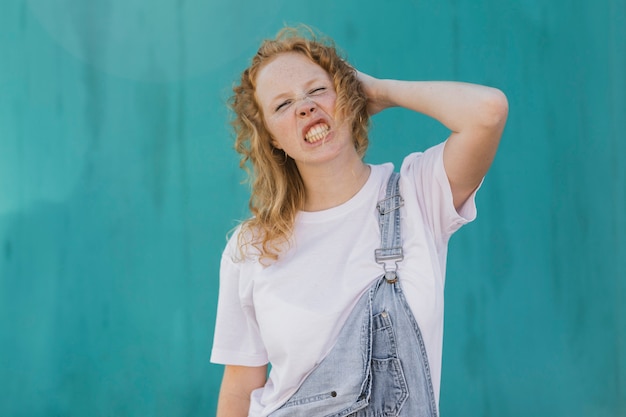 Foto grátis tiro médio menina irritada com fundo azul