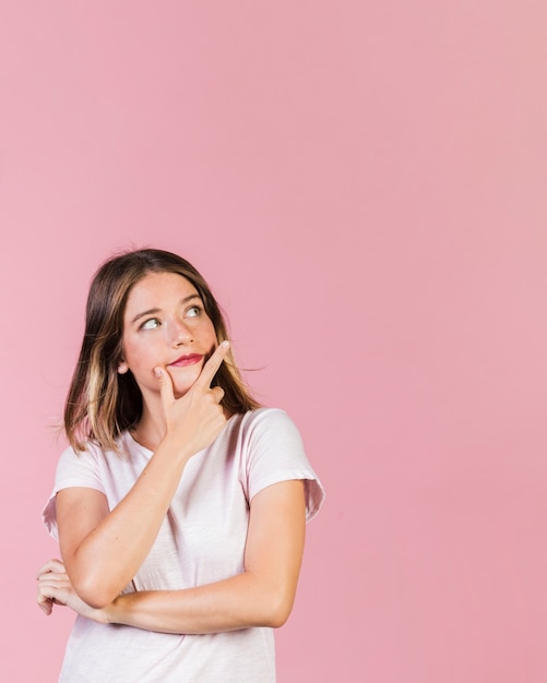 Foto grátis tiro médio, menina, pensando, com, espaço cópia