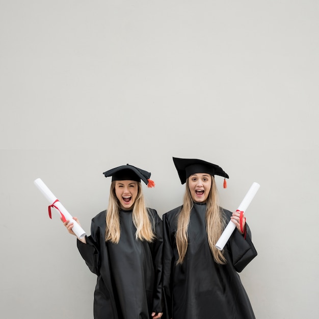 Tiro médio, meninas felizes, graduando