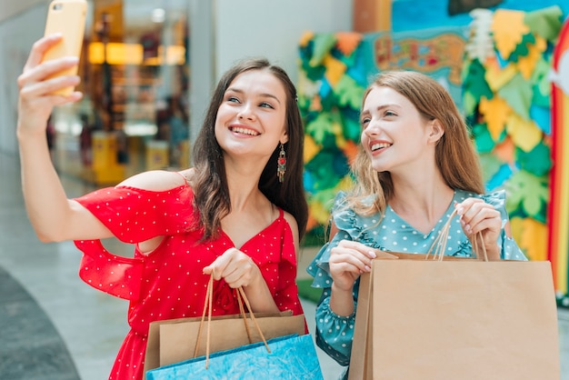 Foto grátis tiro médio, meninas moda, levando, selfie