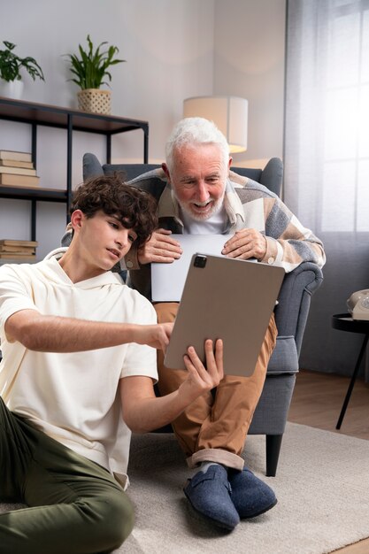 Tiro médio menino e homem com tablet