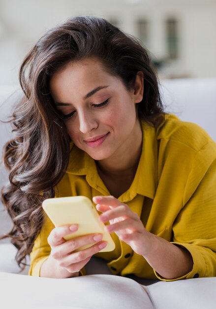 Tiro médio, morena, mulher, com, smartphone