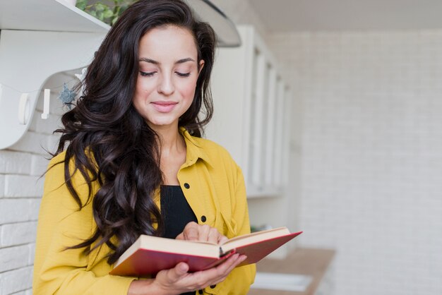 Tiro médio mulher com livro com capa vermelha