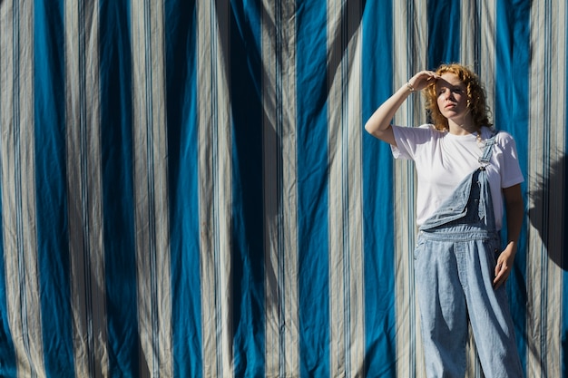 Foto grátis tiro médio mulher elegante, olhando para longe