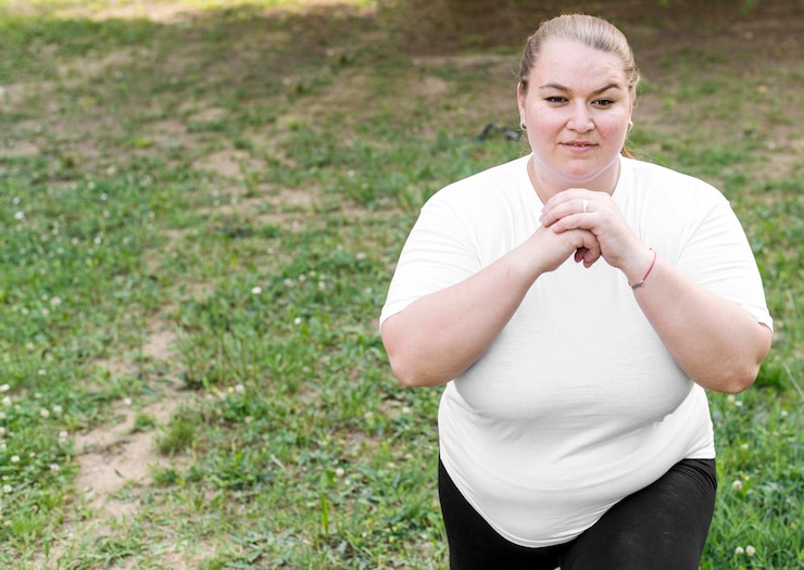 Foto grátis tiro médio mulher fazendo exercícios de estocada